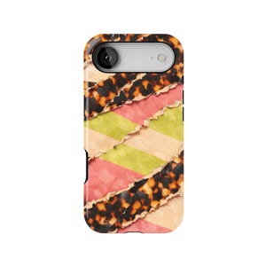 Puede incluir: Una funda para smartphone con un diseño único. La funda presenta un patrón de tiras de papel rasgadas en tonos rosa, verde y beige, superpuestas con un patrón de carey. La parte superior de la funda tiene una lente de cámara y un flash.