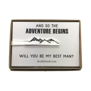 Meilleur cadeau pour homme, carte de proposition, montagne Tie Bar cardée, et donc l’aventure commence - veux-tu être mon meilleur homme ?, vous serez mon garçon d’honneur ?