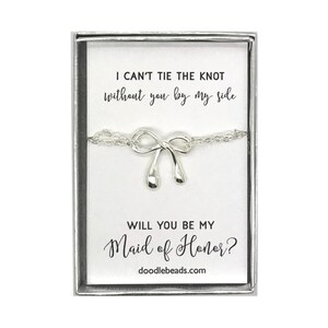 Regalo de la propuesta de la doncella de honor, brazalete de arco de plata con tarjeta, no puedo atar el nudo sin usted a mi lado, ¿será usted mi dama de honor? Regalo