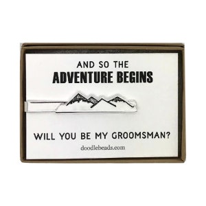 Regalo proposta Groomsman, Mountain Tie Bar con carta E così inizia l'avventura - sarai il mio Groomsman?, Sarai il mio uomo migliore?
