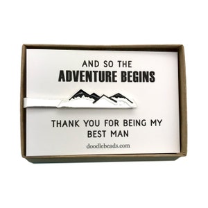 Best Man Gracias regalo, Mountain Tie Bar con tarjeta, Y así comienza la aventura - Gracias por ser mi Mejor Hombre, Padrino gracias