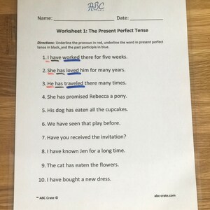 Puede incluir: Una hoja de trabajo con instrucciones para subrayar el pronombre en rojo, la palabra en tiempo presente perfecto en negro y el participio pasado en azul. La hoja de trabajo incluye diez oraciones usando el presente perfecto.
