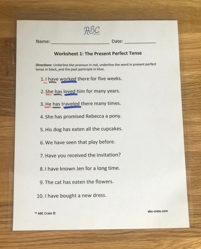 Puede incluir: Una hoja de trabajo con instrucciones para subrayar el pronombre en rojo, la palabra en tiempo presente perfecto en negro y el participio pasado en azul. La hoja de trabajo incluye diez oraciones usando el presente perfecto.
