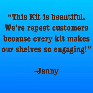 Puede incluir: Una rese&ntilde;a de un cliente sobre un fondo azul con el texto "This Kit is beautiful. We're repeat customers because every kit makes our shelves so engaging!" y la firma "Janny".