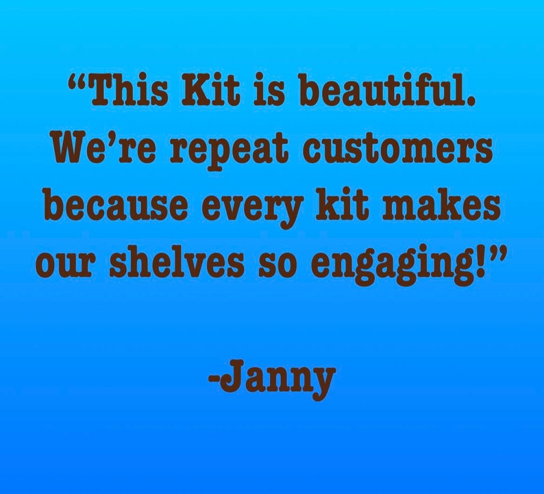 Puede incluir: Una rese&ntilde;a de un cliente sobre un fondo azul con el texto "This Kit is beautiful. We're repeat customers because every kit makes our shelves so engaging!" y la firma "Janny".
