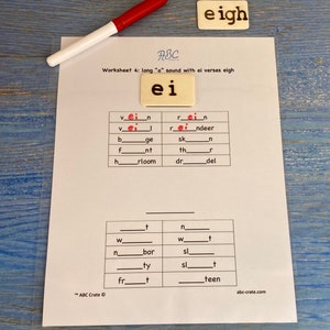 Puede incluir: Una hoja de trabajo para aprender el sonido largo "a" con la combinaci&oacute;n de letras "ei" y la palabra "eigh". La hoja de trabajo tiene una tabla con palabras que usan el sonido "ei" y una tabla con palabras que usan el sonido "eigh". La hoja de trabajo se titula "Worksheet 4: long "a" sound with ei verses eigh".