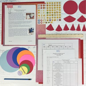 Puede incluir: Un kit educativo de repaso de matemáticas para cuarto grado que incluye hojas de trabajo impresas, un calendario, una regla de madera, pegatinas de emojis y varios círculos y segmentos de fracciones de papel de colores con un lápiz azul.