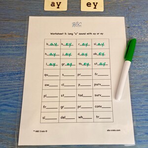Puede incluir: Una hoja de trabajo con el t&iacute;tulo "Worksheet 5: sonido largo "a" con ay o ey" y una cuadr&iacute;cula de palabras con espacios en blanco para que los estudiantes completen las letras que faltan. Las palabras incluyen "bay", "hey", "ray", "slay", "hay", "jay", "day", "obey", "lay", "gray", "they", "stay", "qu", "s", "pr", "fr", "aw", "cl", "P", "purv", "pl", "st", "tod", "surv", "fr", "gr", "pr", "conv", "sl", "del", "wh", "tr".