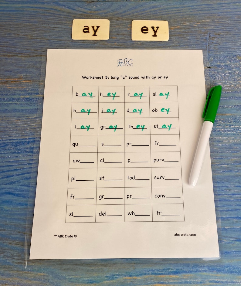 Puede incluir: Una hoja de trabajo con el t&iacute;tulo "Worksheet 5: sonido largo "a" con ay o ey" y una cuadr&iacute;cula de palabras con espacios en blanco para que los estudiantes completen las letras que faltan. Las palabras incluyen "bay", "hey", "ray", "slay", "hay", "jay", "day", "obey", "lay", "gray", "they", "stay", "qu", "s", "pr", "fr", "aw", "cl", "P", "purv", "pl", "st", "tod", "surv", "fr", "gr", "pr", "conv", "sl", "del", "wh", "tr".