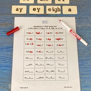 Puede incluir: Una hoja de trabajo con las palabras "chain", "eight", "table", "reindeer", "obey", "they", "day", "neighbor", "bake", "wait", "train", "planet", "today", "their", "m_n", "Ik", "spr", "pl", "gr_p", "vl", "_pril", "ch_s", "sw", "h", "surv", "w_t", "th_nks", "frl", "m_z", "_dore", "tr_d", "cl_" escritas en ella. La hoja de trabajo est&aacute; dise&ntilde;ada para ayudar a los ni&ntilde;os a aprender sobre los sonidos finales en las palabras.