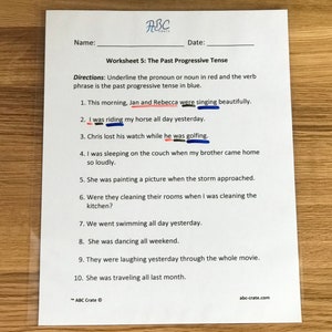 Puede incluir: Una hoja de trabajo con instrucciones para subrayar el pronombre o el sustantivo en rojo y la frase verbal en azul. La hoja de trabajo contiene 10 oraciones con ejemplos del pasado progresivo.