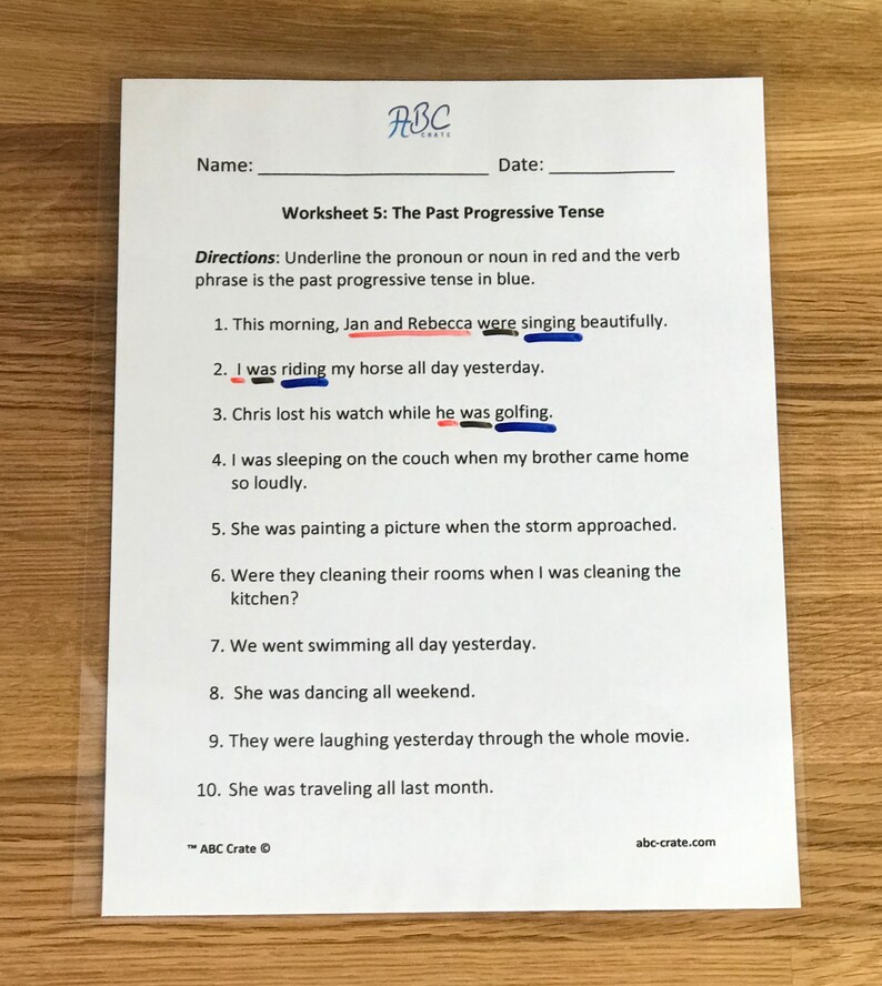 Puede incluir: Una hoja de trabajo con instrucciones para subrayar el pronombre o el sustantivo en rojo y la frase verbal en azul. La hoja de trabajo contiene 10 oraciones con ejemplos del pasado progresivo.