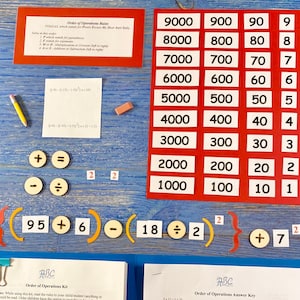 Puede incluir: Un juego educativo colorido para aprender el orden de las operaciones en matem&aacute;ticas. El juego incluye un gr&aacute;fico rojo y blanco con n&uacute;meros del 1 al 9000, un conjunto de c&iacute;rculos de madera coloridos con s&iacute;mbolos matem&aacute;ticos y un conjunto de fichas num&eacute;ricas coloridas. El juego est&aacute; dise&ntilde;ado para ayudar a los ni&ntilde;os a aprender el orden de las operaciones, un concepto fundamental en matem&aacute;ticas.
