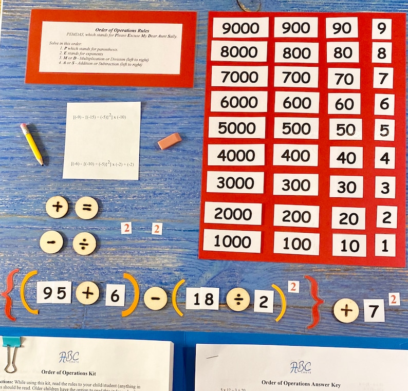 Puede incluir: Un juego educativo colorido para aprender el orden de las operaciones en matem&aacute;ticas. El juego incluye un gr&aacute;fico rojo y blanco con n&uacute;meros del 1 al 9000, un conjunto de c&iacute;rculos de madera coloridos con s&iacute;mbolos matem&aacute;ticos y un conjunto de fichas num&eacute;ricas coloridas. El juego est&aacute; dise&ntilde;ado para ayudar a los ni&ntilde;os a aprender el orden de las operaciones, un concepto fundamental en matem&aacute;ticas.