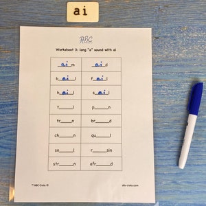 Puede incluir: Una hoja de trabajo con el t&iacute;tulo "Worksheet 3: long "a" sound with ai" y una cuadr&iacute;cula de palabras con letras que faltan. Las palabras son: aim, aid, bail, fail, hail, sail, t__, p__n, tr__n, br__d, ch__n, qu__l, sn__l, r__sin, str__n, afr__d.