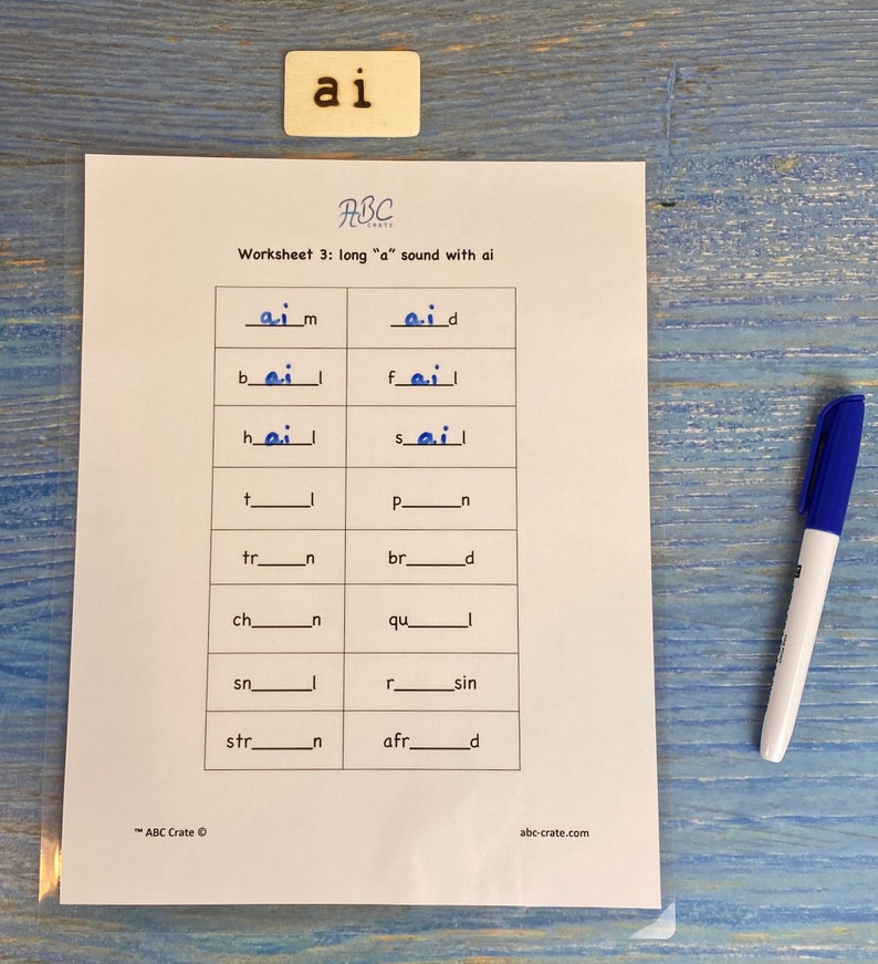 Puede incluir: Una hoja de trabajo con el t&iacute;tulo "Worksheet 3: long "a" sound with ai" y una cuadr&iacute;cula de palabras con letras que faltan. Las palabras son: aim, aid, bail, fail, hail, sail, t__, p__n, tr__n, br__d, ch__n, qu__l, sn__l, r__sin, str__n, afr__d.