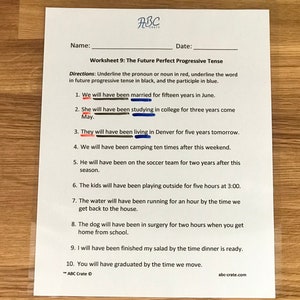 Puede incluir: Una hoja de trabajo titulada "El futuro perfecto progresivo" con instrucciones para subrayar el pronombre o el sustantivo en rojo, la palabra en futuro perfecto progresivo en negro y el participio en azul. La hoja de trabajo incluye diez oraciones usando el futuro perfecto progresivo.