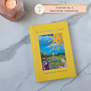 Peut inclure: Un journal jaune vif intitulé The IFS PARTS Journal: An Internal Family Systems Journal. La couverture présente une illustration centrale d'un soleil avec un visage, un ciel bleu et un paysage vert avec des personnages, dont une personne en équilibre.