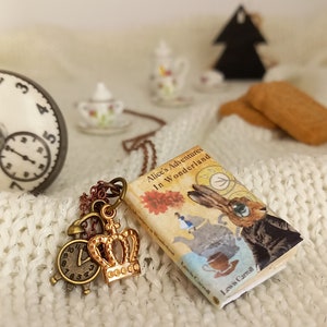 Collana con ciondolo a forma di libro Alice nel paese delle meraviglie in carta riciclata, regalo fatto a mano per amanti dei libri e scrittori, gioielli unici, regalo per lei
