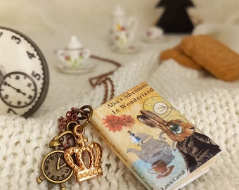 Collana con ciondolo a forma di libro Alice nel paese delle meraviglie in carta riciclata, regalo fatto a mano per amanti dei libri e scrittori, gioielli unici, regalo per lei