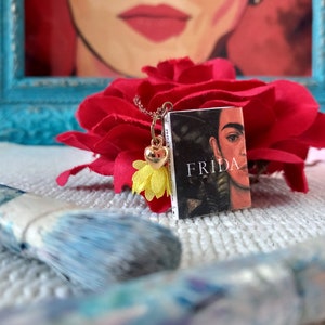 Collana fatta a mano con libro in miniatura di Frida Kahlo, carta riciclata per libri, amanti dei libri, ciondolo con libro, gioielli con libri, regalo per topi di biblioteca, regalo per lei, amanti dell'arte