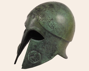 Bronzen Korinthische Griekse helm gegraveerde wagenmenner en ram helm oude Griekse krijger helmen verzamelbare kunst Verdigris finish sculptuur