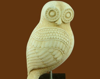 女神アテナの神聖なフクロウ 古代ギリシャの彫刻 頭をかがめたフクロウ