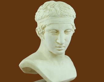 Busto de Diadumenos de Policlito, escultura griega antigua, réplica de museo en yeso con pátina blanca y base de mármol con cinta.