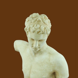 Puede incluir: Busto de m&aacute;rmol blanco de un hombre con el pelo corto y rizado. El busto est&aacute; sobre una base de m&aacute;rmol negro.