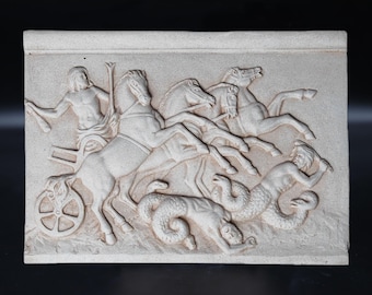Targa arcaica raffigurante il dio greco Zeus che combatte contro i Titani, targa murale in pietra porosa fatta a mano in Titanomachia, pezzo ispirato alla storia greca