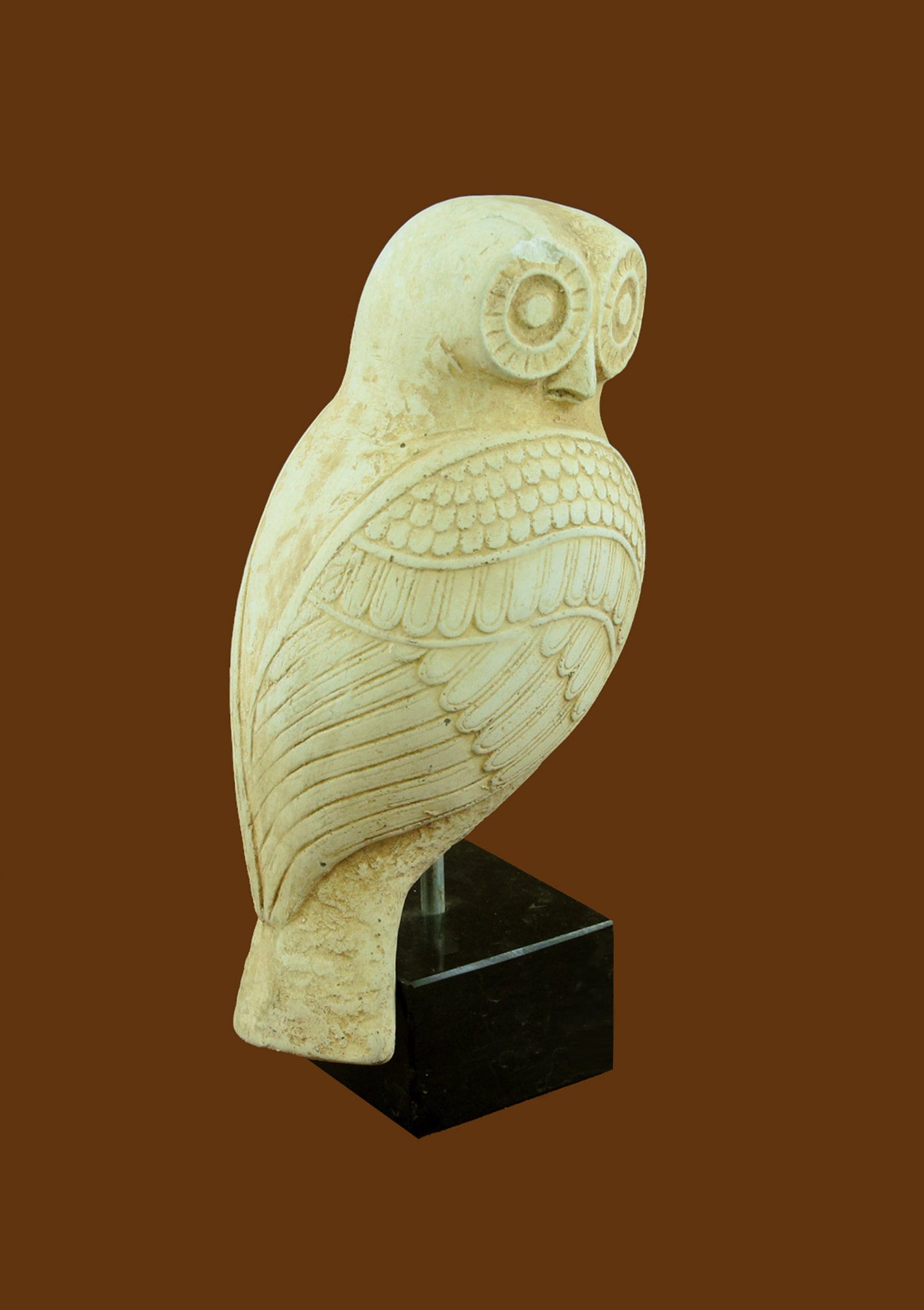 女神アテナの神聖なフクロウ 古代ギリシャの彫刻 頭をかがめたフクロウ
