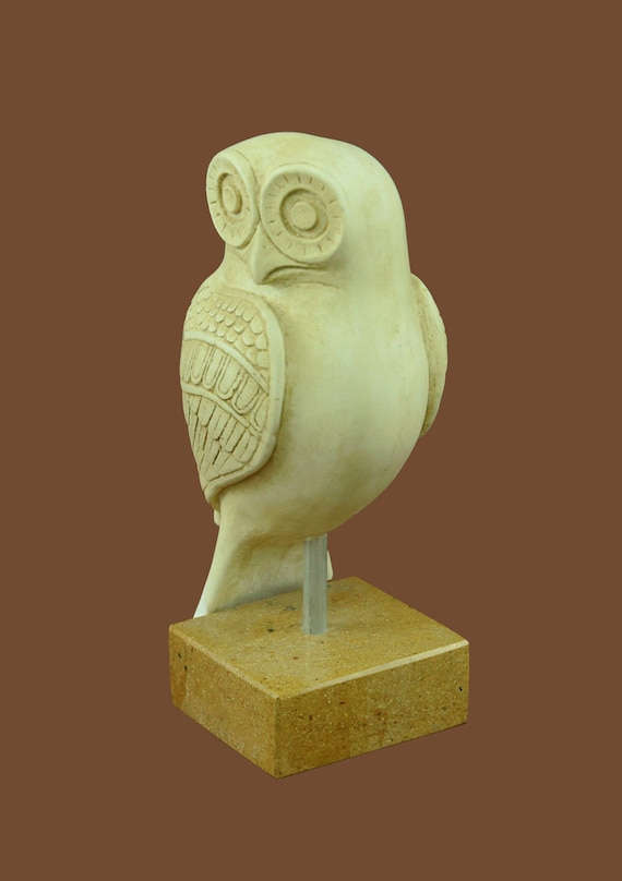 ギリシャのフクロウの彫刻。古代ブロンズ彫刻。ギリシャ美術館に