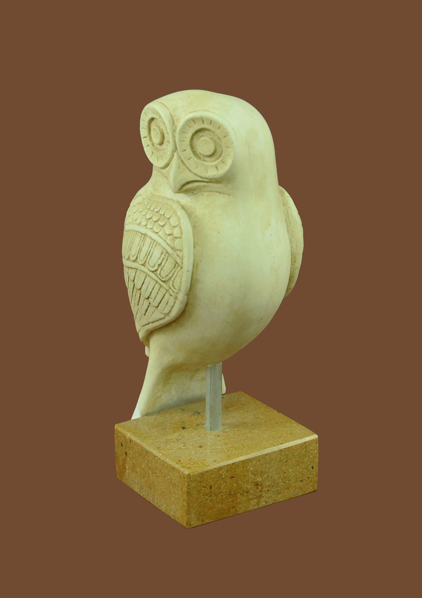 ギリシャのフクロウの彫刻。古代ブロンズ彫刻。ギリシャ美術館に