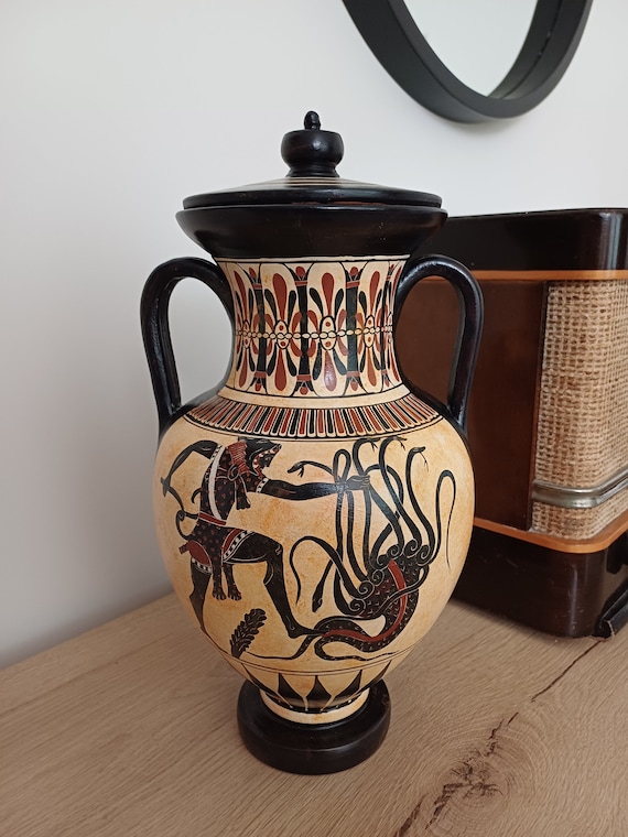 古いギリシャのアムフォラ型の陶器の水差し アンティーク 骨董 古代ギリシャの陶器の絵付け壺（アンフォラ）。古風な手作りの