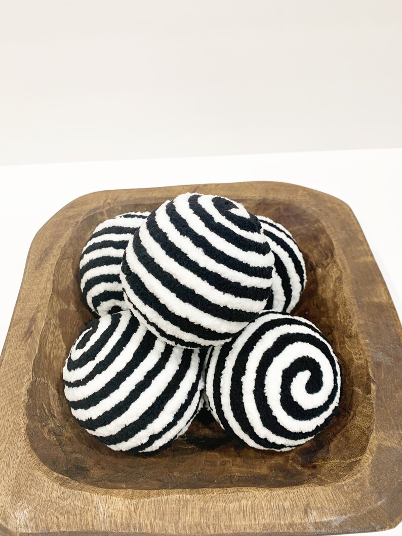 Black and White Decorative Yarn Ornament Balls Wreath Etsy