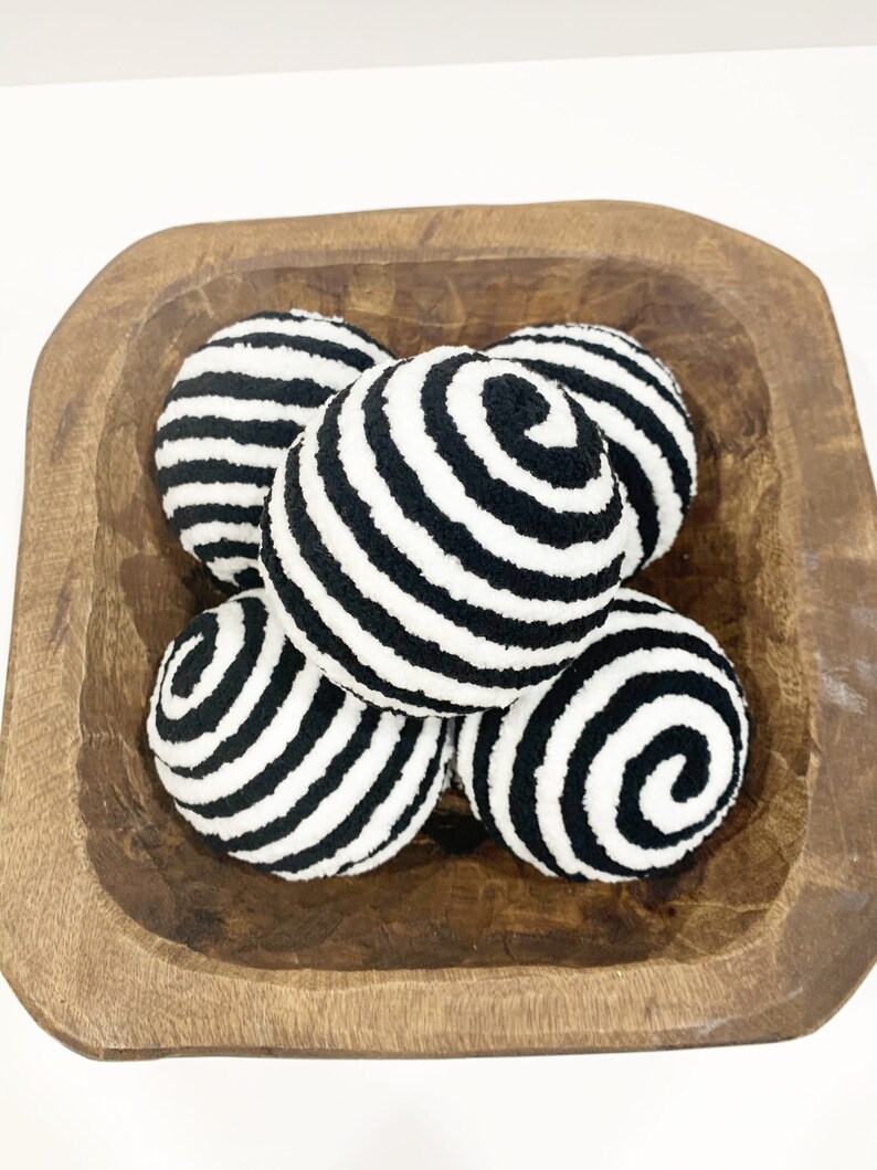 Black and White Decorative Yarn Ornament Balls Wreath Etsy