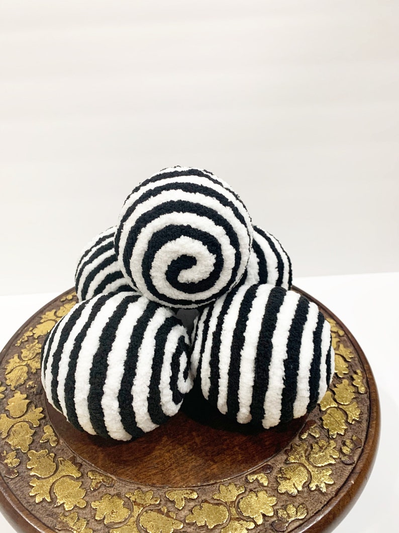 Black and White Decorative Yarn Ornament Balls Wreath Etsy