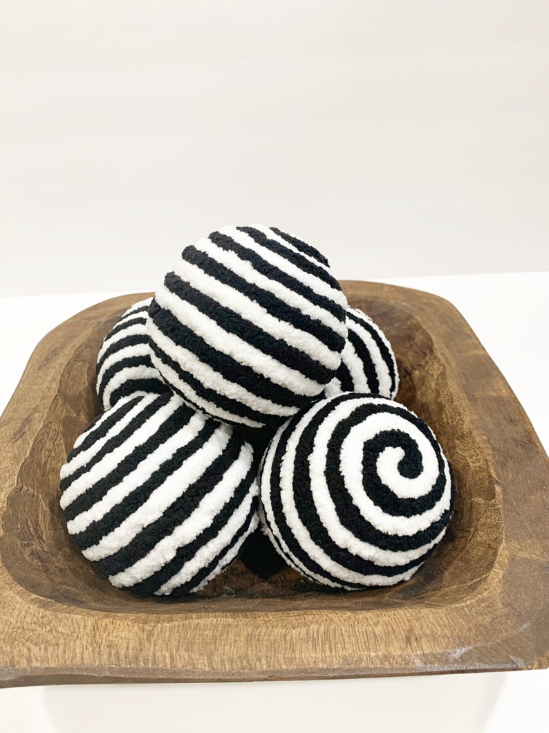 Black and White Decorative Yarn Ornament Balls Wreath Etsy