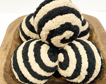 Black and tan decorative Chunky Yarn Ornament Balls (Set of 5): Farmhouse Decor, Tied Tray Decor