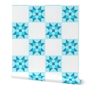 Peut inclure: Rouleau de papier peint avec un motif répétitif d'étoiles bleues et turquoise sur fond blanc. Le motif rappelle un motif de courtepointe, chaque étoile étant insérée dans un carré. Le rouleau est partiellement déroulé, montrant la continuité du motif.