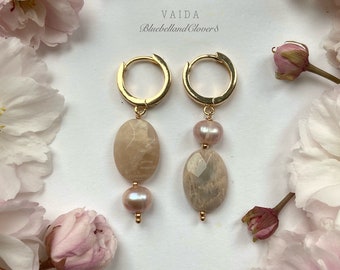 Boucles d’oreilles Asymétriques Peach Moonstone et Pink Pearl Gold Hoop | Lune de lune naturelle de pêche | Boucles d’oreilles dépareillées | Les pierres de naissance de juin