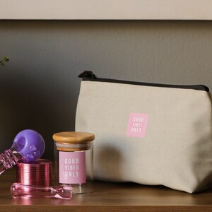 Geurbestendige rookset: glazen pijp, roze grinder, draagtas, chillum en pot