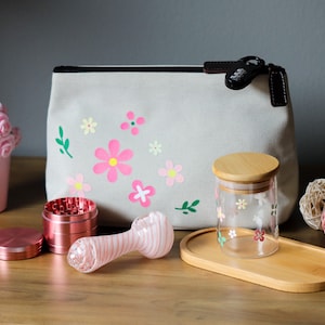 Geruchssicheres Set: Blumen rauchen geruchlose Beuteltasche, rosa Glaspfeife / Räucherschale, rosa mädchenhafte Mühle, luftdichtes Glasgefäß, Eco-Rolling-Tablett.