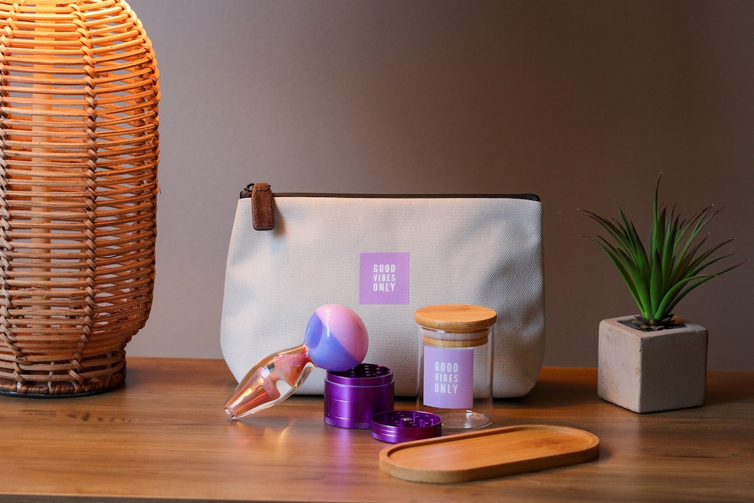 Smell Proof Pouch Bag Set 4 Glass Pipe / Smoking Bowl, Pink Grinder