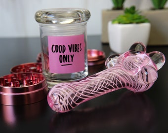 SET COMPLETO Pinklicious: pipa in vetro da 5 pollici, grinder e barattolo in vetro ermetico.