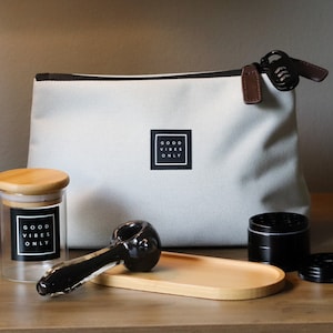 Geruchsicheres Good Vibes Set: Tasche Stash Bag mit Schloss / 10 cm Glaspfeife / Passendes luftdichtes Glas / Aluminiummühle / Bambusrollbrett.