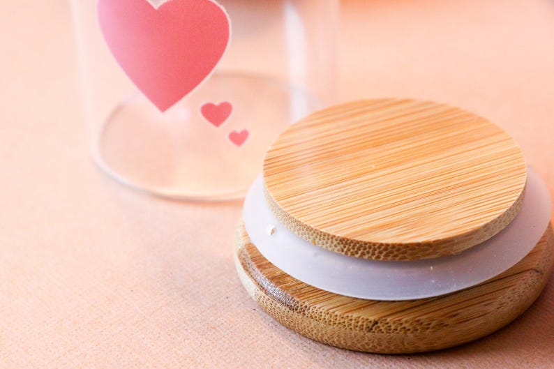 May include: A wooden lid with a white silicone ring, the lid is made of natural bamboo and has a light brown color.