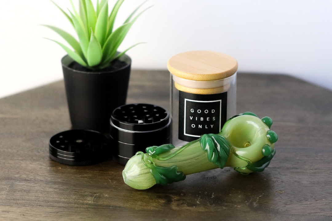 Leaves - FULL SET: 5 Inch Glass Pipe, Grinder and Airtight Glass Jar. Glass Pipe