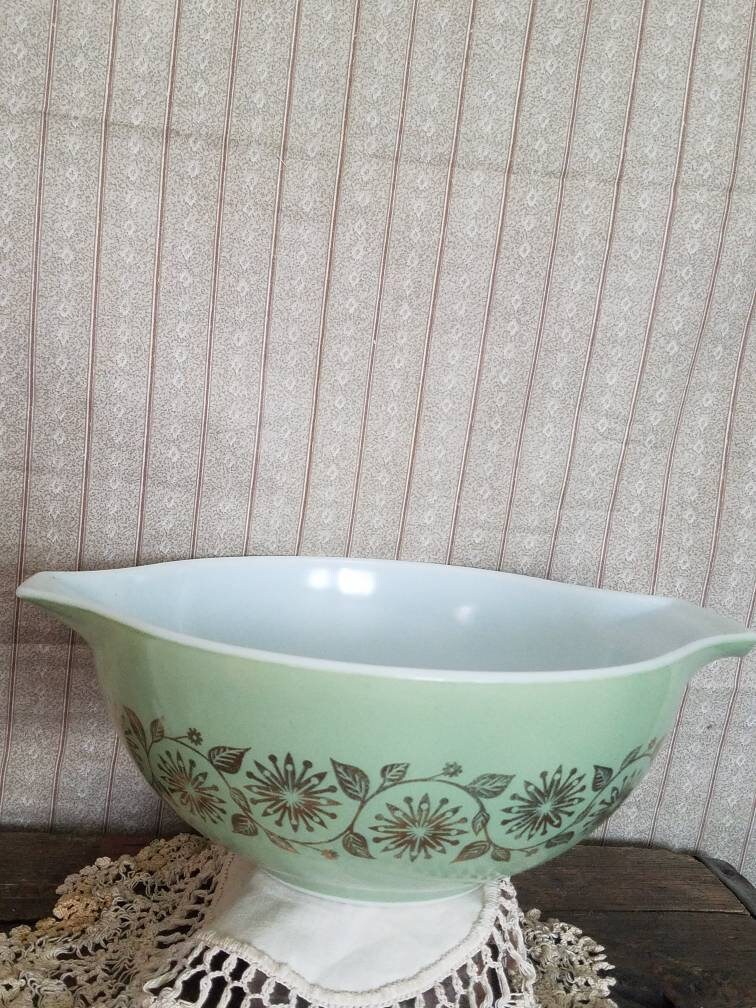 Vintage Pyrex Gold Medallion Sage Green Gold Leaf Vines 2.5 Quart Promotional Cinderella Bowl #443 Made In 1962-1963 Collectible Ovenware Vintage Pyrex Gold Medallion Sage Green Gold Leaf Vines 2.5 Quart Promotional Cinderella Bowl #443 Made In 1962-1963 Collectible Ovenware