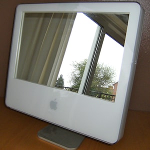 Apple iMac G5 „iMirror” – ze stojakiem
